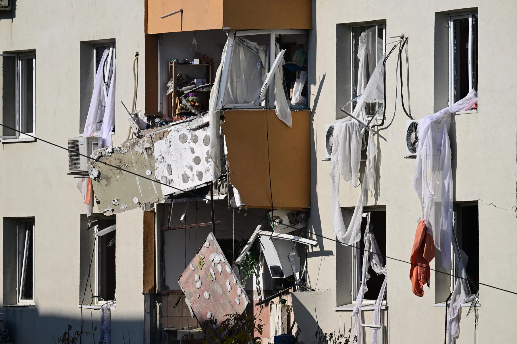 Primele persoane reținute de procurori în dosarul exploziei din blocul din Rahova